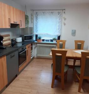una cucina con un tavolo di legno e una sala da pranzo di Ferienwohnung Tonbachtal a Baiersbronn