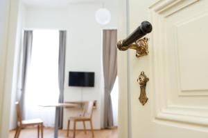 Televízia a/alebo spoločenská miestnosť v ubytovaní Domus Peregrini Apartmanok