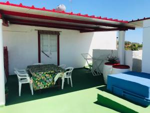 聖瑪莉亞德芙卡洛的住宿－CASA VACANZA PALMENTO BELLA，房屋内带床和椅子的庭院