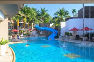 una gran piscina con un tobogán de agua azul en Springfield @Sea Resort & Spa, en Cha Am