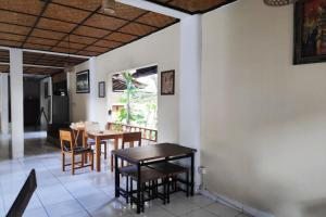 a dining room with a table and chairs at Villa Puri Royan in Jimbaran