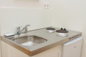 Kuchyňa alebo kuchynka v ubytovaní Domus Peregrini Apartmanok