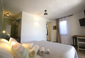une chambre d'hôtel avec un lit et 2 paires de chaussons dans l'établissement BnB Anacleto, à Bassacutena