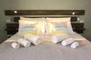 Bassacutena的住宿－BnB Anacleto，一张带毛巾和枕头的床
