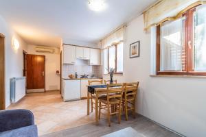 Kuchyň nebo kuchyňský kout v ubytování Apartments Krnica 1510