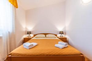 Postel nebo postele na pokoji v ubytování Apartments Krnica 1510