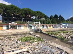 een metalen poort op een rotsachtig gebied met een gebouw bij Italianway - Corso Cavallotti 223 in Sanremo