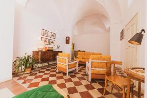 een woonkamer met een geruite vloer bij Biancolino in Tricase