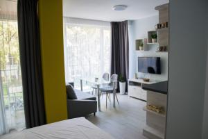una sala de estar con un sofá y una mesa en Apartments Siyana Varna, en Varna