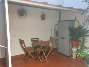 a patio with a table and chairs in a garage at Centroapartament Las Letras in Madrid