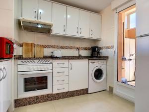 Kuchnia lub aneks kuchenny w obiekcie Albatros Playa 3 - 4908
