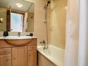 uma casa de banho com um lavatório, uma banheira e um espelho. em Albatros Playa 3 - 4908 em Mar de Cristal