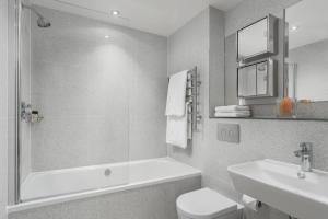 Q Square by Supercity Aparthotels的一间浴室