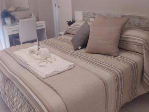un letto con un asciugamano e un peluche sopra di Casa Laura Sorrento a Sorrento