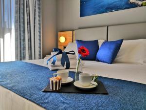 Habitación con cama con bandeja con 2 tazas y aasteryasteryastery en Bike&Boat Argentario Hotel en Porto Santo Stefano