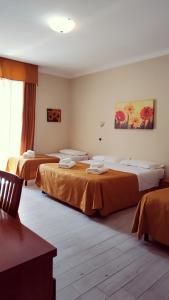 pokój hotelowy z 3 łóżkami w pokoju w obiekcie Hotel Everest w Rzymie