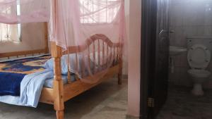 Letto o letti in una camera di Highway Motel