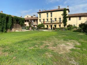 Aed väljaspool majutusasutust Hotel Duca di Tromello