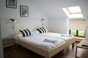 Un dormitorio con una cama grande con almohadas. en Latas Surf Lodge en Loredo