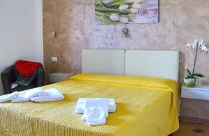 
a hotel room with a bed and a desk at Casa Pendola in Agerola
