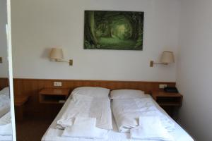 ein Schlafzimmer mit einem Bett und einem Wandgemälde in der Unterkunft Apartment Hotel in Henstedt-Ulzburg