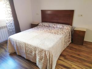 1 dormitorio con 1 cama grande y cabecero de madera en Homelunead Apartamento en Gijon Centro al lado de la Playa, en Gijón