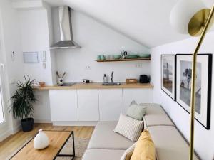 Apartamentos La Bola Suite的厨房或小厨房