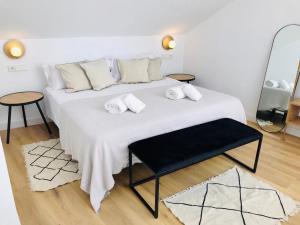 Apartamentos La Bola Suite客房内的一张或多张床位