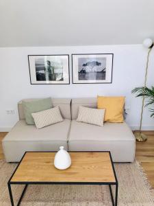 Apartamentos La Bola Suite的休息区