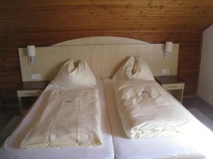 Letto o letti in una camera di Gasthof Strobl Waldfrieden Garni