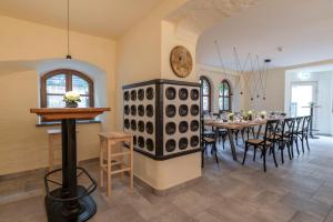 uma sala de jantar com uma mesa e um relógio na parede em Hotel Moserwirt em Bad Goisern