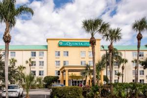 Un hotel con palmeras enfrente. en La Quinta by Wyndham Melbourne Viera, en Melbourne