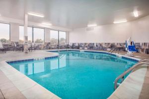 una gran piscina con agua azul en una habitación de hotel en La Quinta Inn & Suits by Wyndham Pontoon Beach IL, en Pontoon Beach
