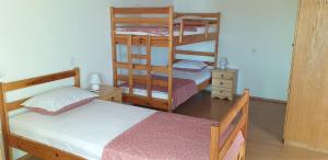 1 Schlafzimmer mit 2 Etagenbetten und 1 Bett in der Unterkunft Apartment Beautiful Črni Kal in Črni Kal