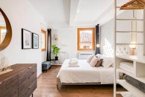 - une chambre blanche avec un lit et un miroir dans l'établissement Santa Croce Flat - Modern Apartment, à Florence