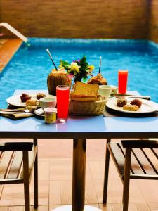Bazén v ubytování Home Suites Boutique Hotel Freetown nebo v jeho okolí