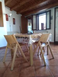 a table and chairs in a living room at Casa Levante in Castelbuono