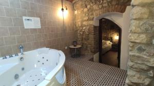 Koupelna v ubytování Apartamentos Rurales La Casa de Luis + 37 fotografií