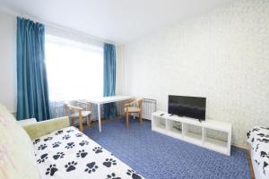 モスクワにあるPresnensky Val Apartmentのベッド1台、薄型テレビが備わるホテルルームです。