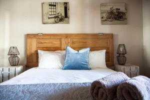 Voodi või voodid majutusasutuse Bergsicht Country Cottages - Town toas