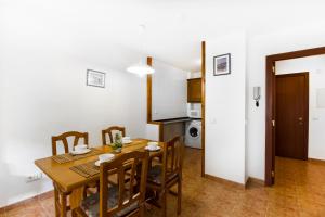 una cucina e una sala da pranzo con tavolo e sedie di Apartaments Les Terrasses del Tarter a El Tarter