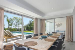 Bazén v ubytovaní Graham Holiday Rentals - Les Bassetes alebo v jeho blízkosti
