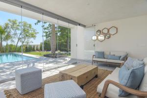 Bazén v ubytovaní Graham Holiday Rentals - Les Bassetes alebo v jeho blízkosti