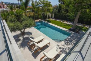 Bazén v ubytovaní Graham Holiday Rentals - Les Bassetes alebo v jeho blízkosti