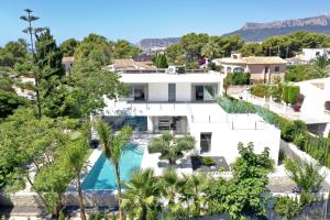 Bazén v ubytovaní Graham Holiday Rentals - Les Bassetes alebo v jeho blízkosti