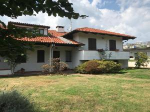 a white house with a red roof at B&B Come A Casa in Cerrione