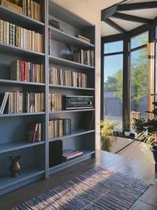 Perpustakaan di rumah tamu ini