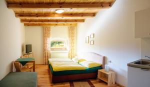 Un pat sau paturi într-o cameră la Schlossbrauerei Weinberg - Erste oö. Gasthausbrauerei