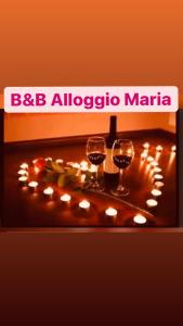 dos copas de vino en una mesa con luces en B&B Alloggio Maria, en Nápoles