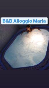 een persoon in een bubbelbad in een vliegtuig bij B&B Alloggio Maria in Napels